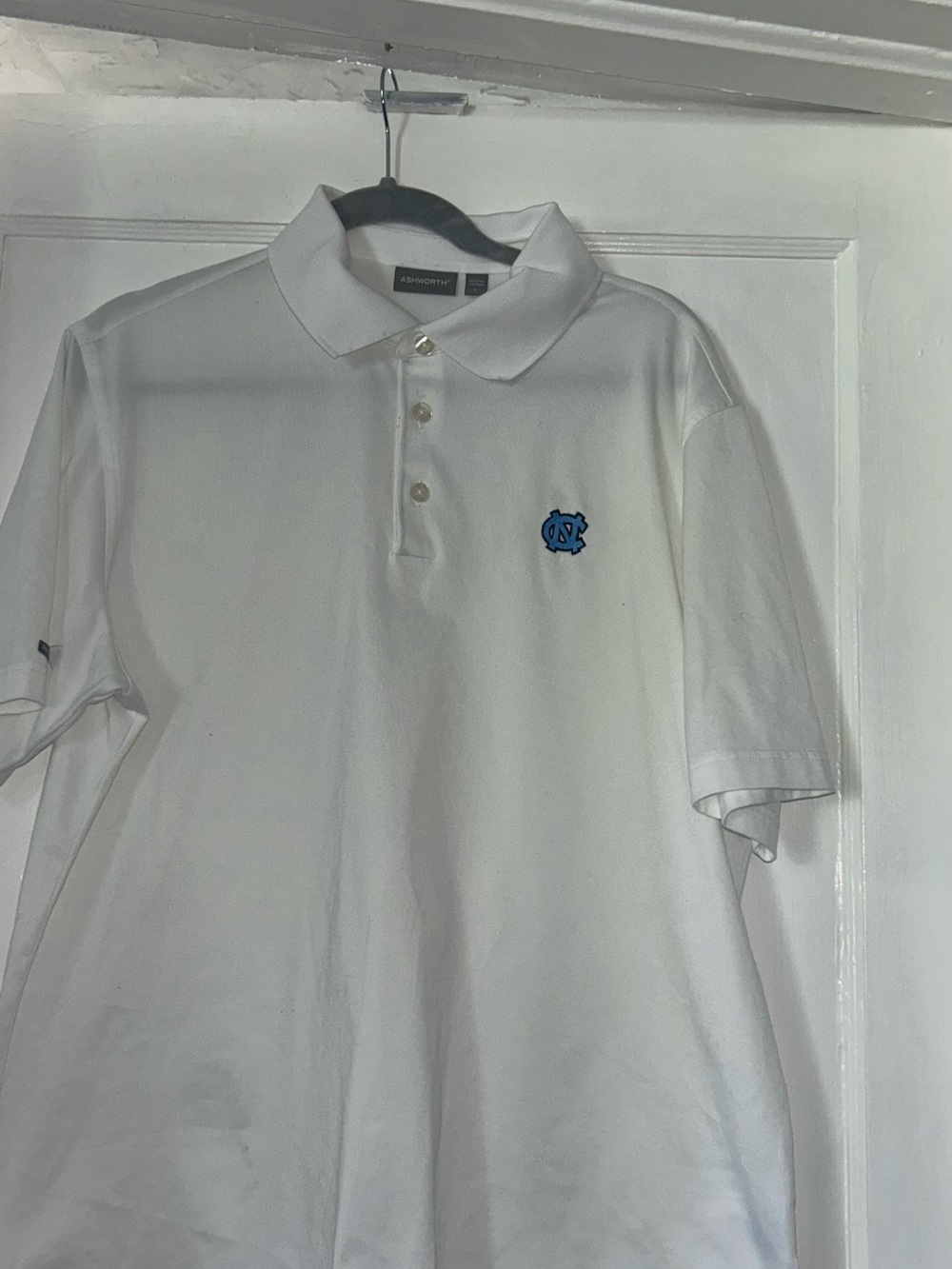 Men’s Ashworth UNC White Polo with Blue Crest Embroided size large